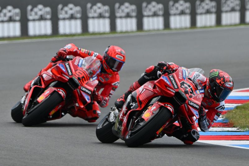 motogp Pebalap Ducati Lenovo Team Francesco Bagnaia (kanan) memacu tunggangan di depan rekan setimnya, Marc Marquez