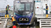 mrt Petugas membersihkan gerbong MRT