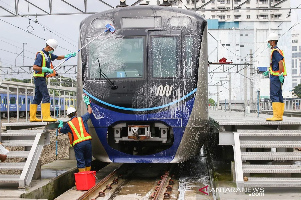 Petugas membersihkan gerbong MRT