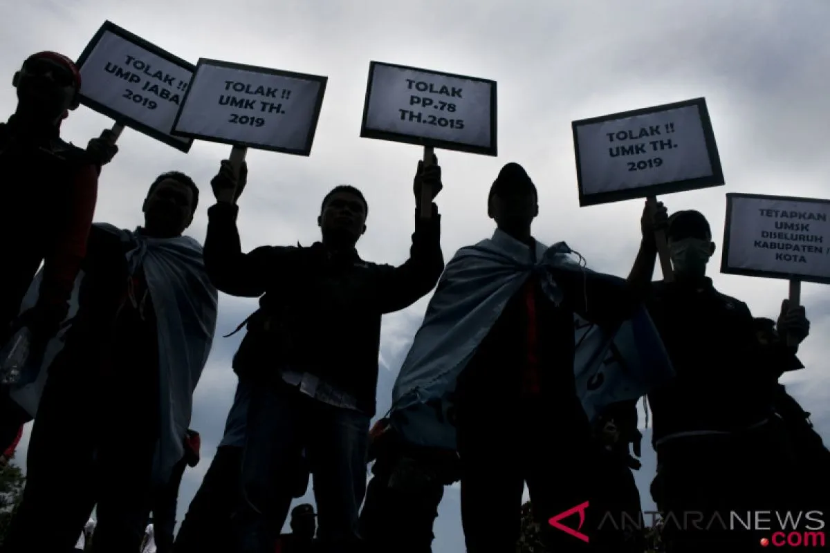 pekerja Pekerja tuntut kenaikan UMP