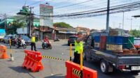Polisi mengatur lalu lintas di proyek Jalan Brigjend Sudiarto (Foto: Polsek Pedurungan) Polisi mengatur lalu lintas di proyek Jalan Brigjend Sudiarto (Foto: Polsek Pedurungan)