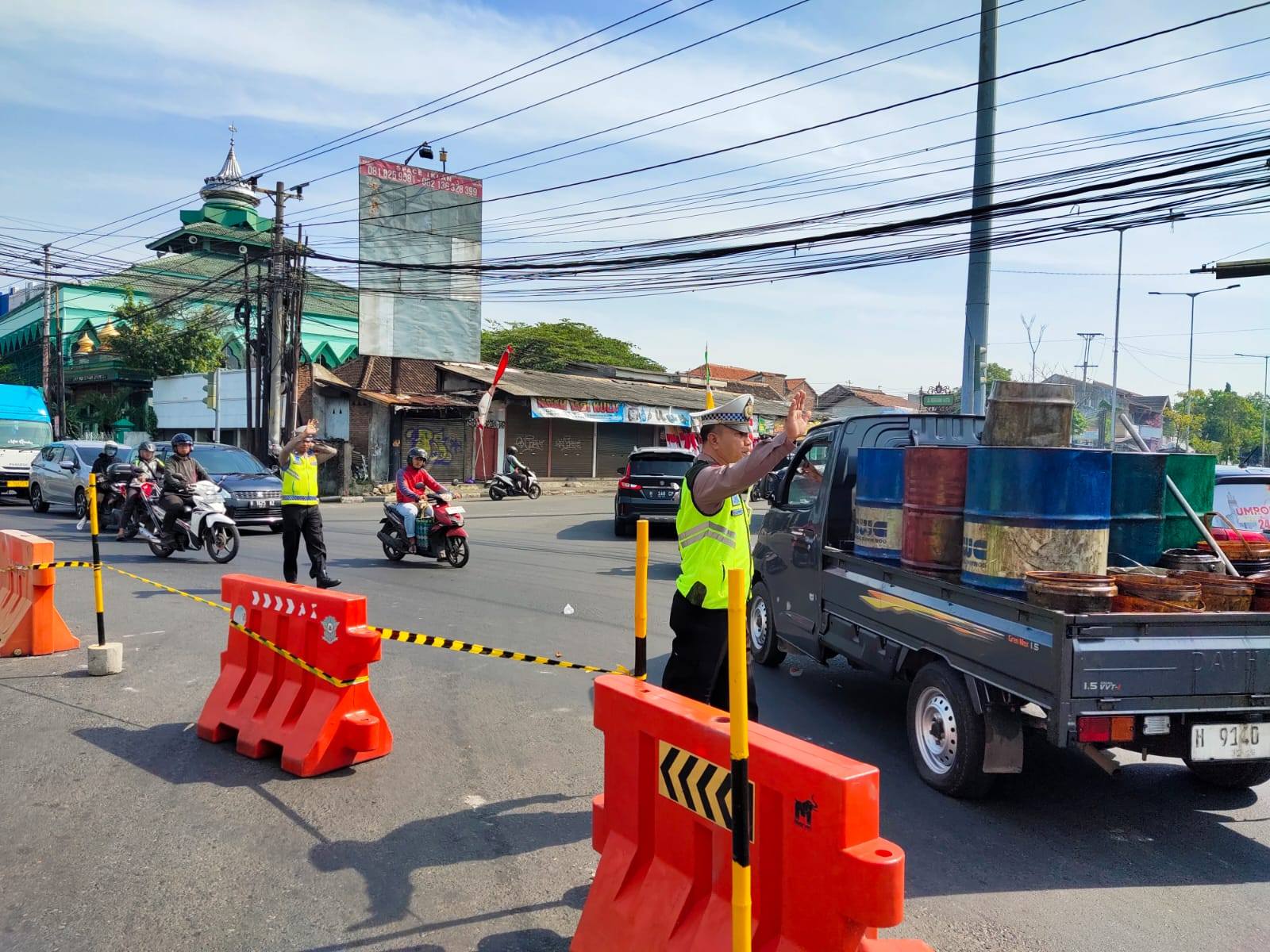 Polisi mengatur lalu lintas di proyek Jalan Brigjend Sudiarto (Foto: Polsek Pedurungan)