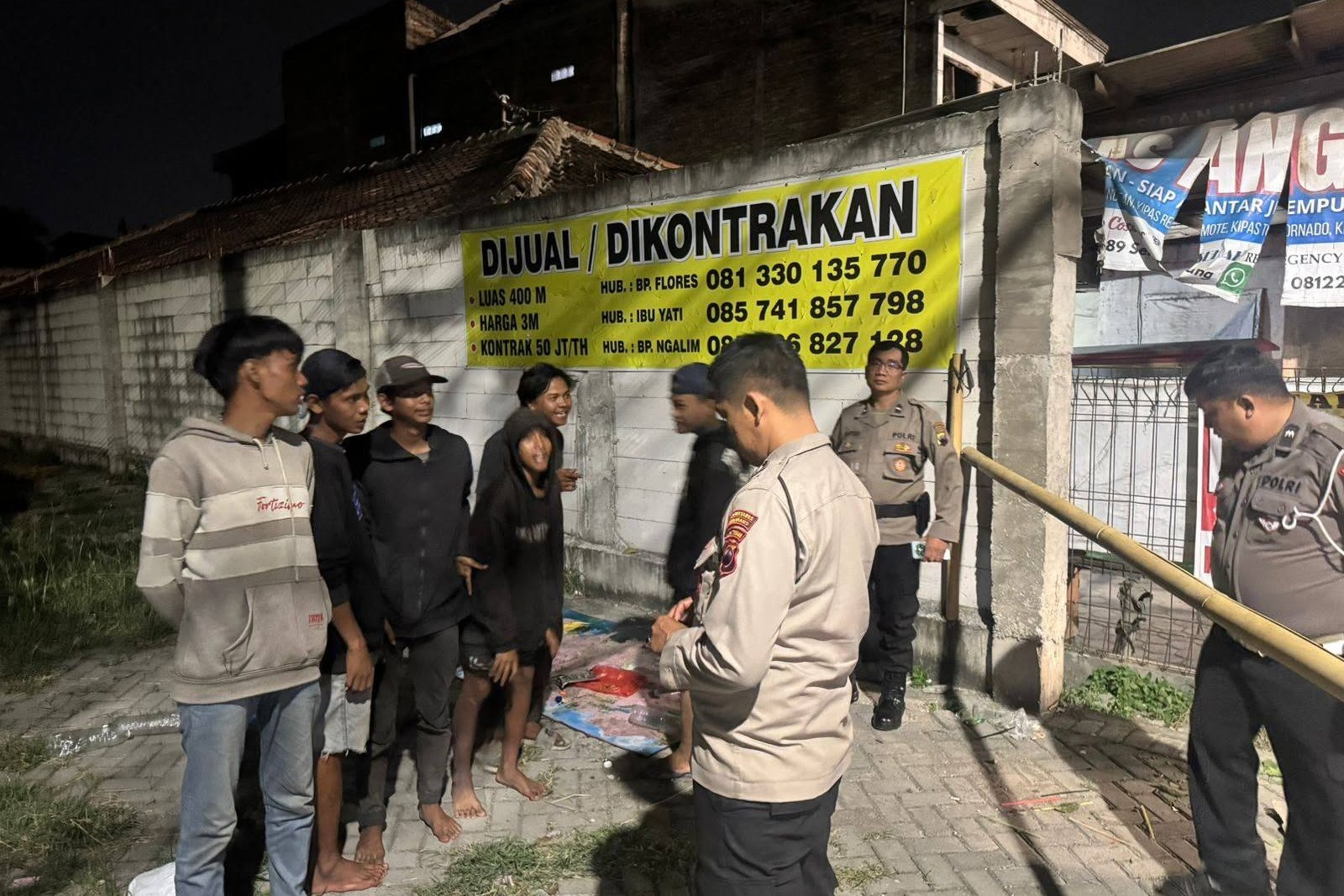 Polisi menertibkan pengamen yang meresahkan warga Plamongansari (foto: Polsek Pedurungan)