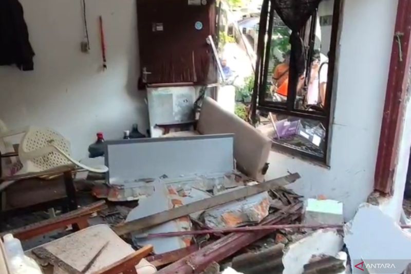 rumah hancur ledakan gas elpiji