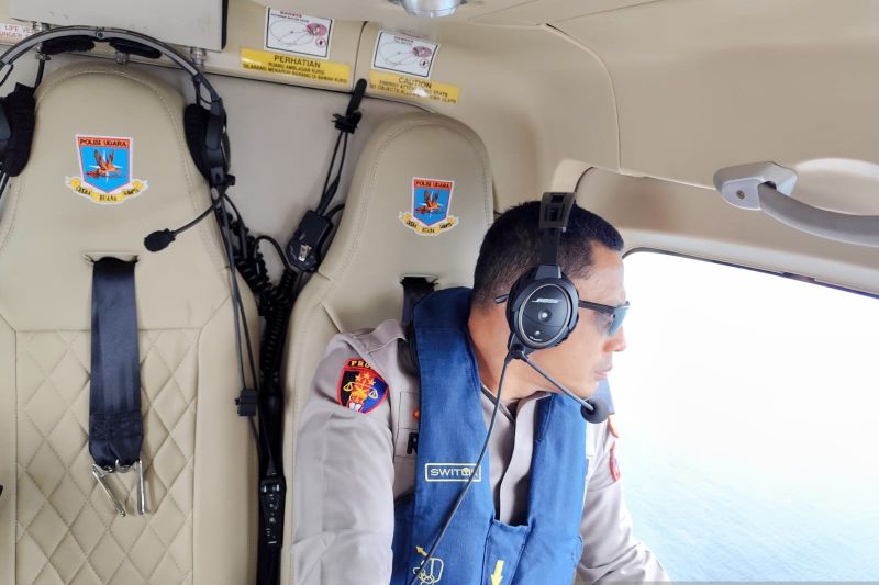 Tim SAR gabungan melakukan pencarian korban kapal tenggelam KMP Tunu Pratama Jaya melalui jalur udara di Selat Bali, Sabtu