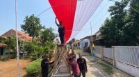 Warga RT 4 RW 2 Denasri Kulon Batang membentangkan bendera merah putih (Pemkab Batang)