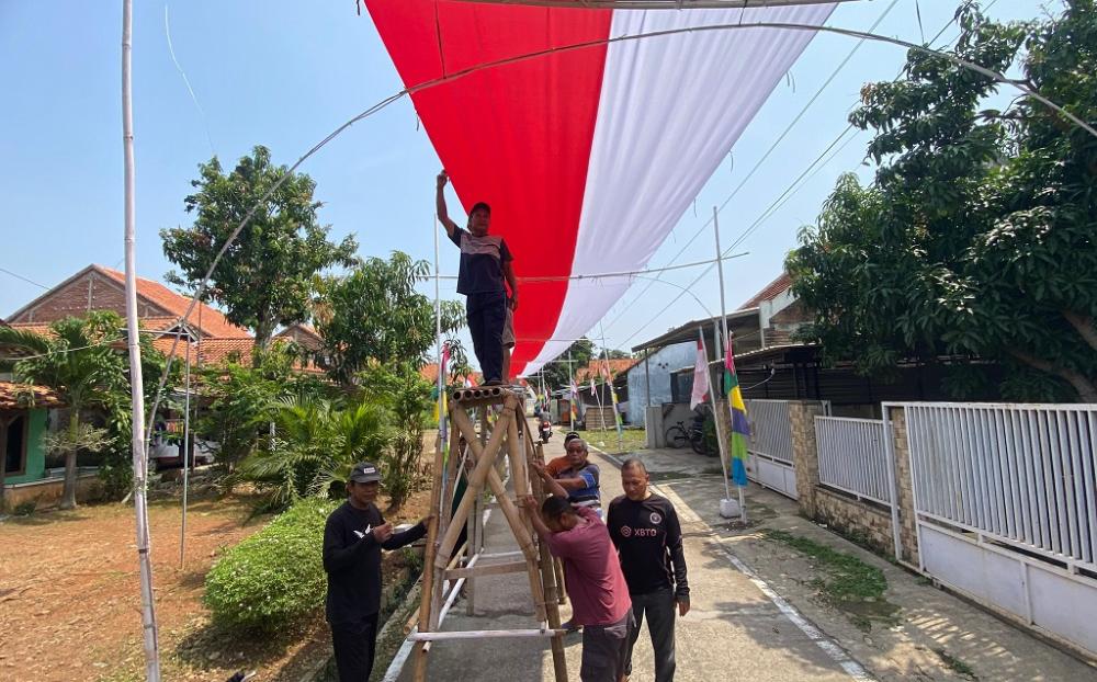Warga RT 4 RW 2 Denasri Kulon Batang membentangkan bendera merah putih (Pemkab Batang)