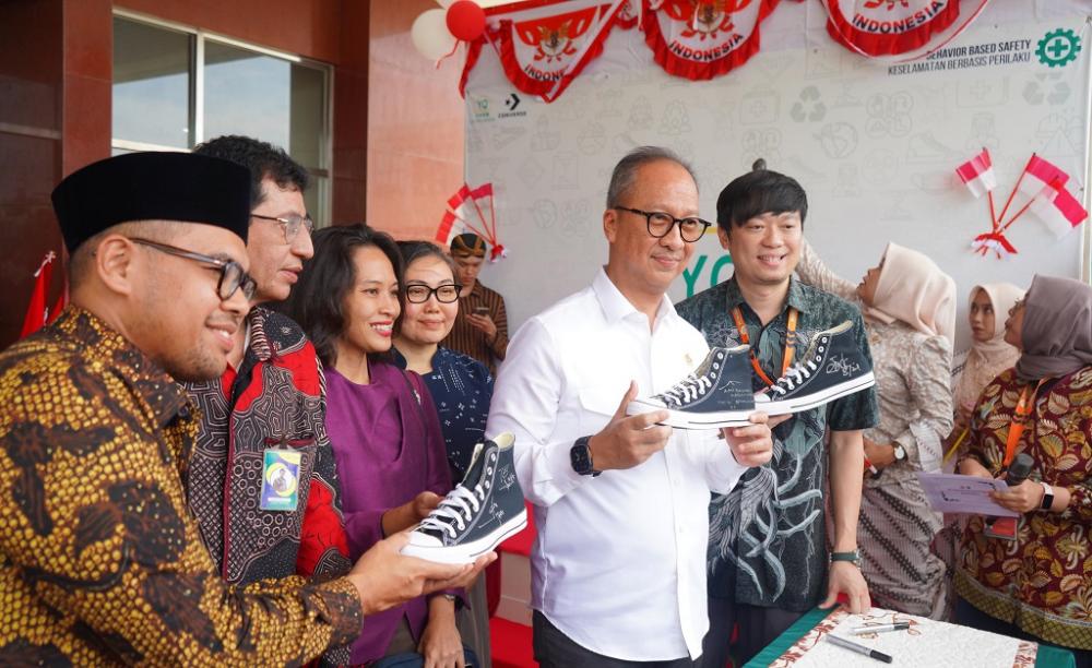 Pelepasan ekspor sepatu Converse dari Batang ke pasar global (foto: Humas Pemkab Batang)