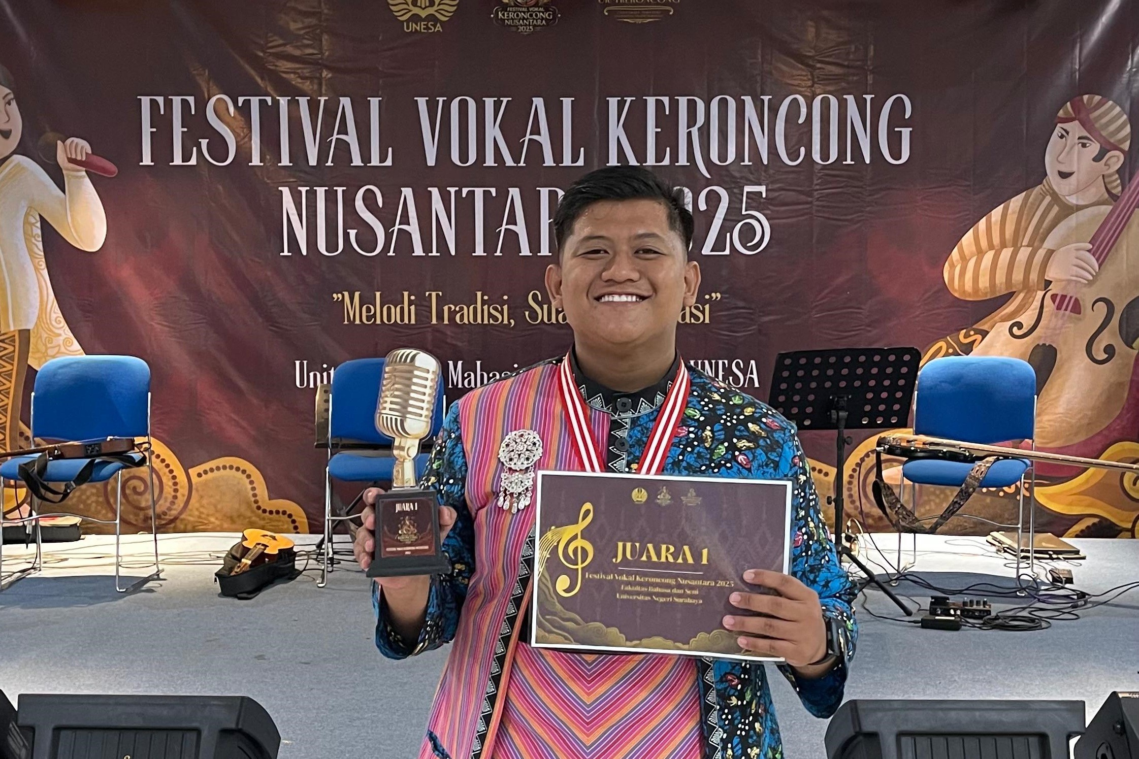 Mahasiswa FEB Unsoed Mardika Nur Wahid meraih Juara Pertama Festival Vocal Keroncong Nusantara 2025. (foto: Humas Unsoed)