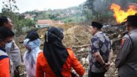 Pemprov Jateng salurkan bantuan untuk korban kebakaran sumur minyak di Blora senilai Rp180 juta (foto: Humas Pemprov Jateng) Pemprov Jateng salurkan bantuan untuk korban kebakaran sumur minyak di Blora senilai Rp180 juta (foto: Humas Pemprov Jateng)