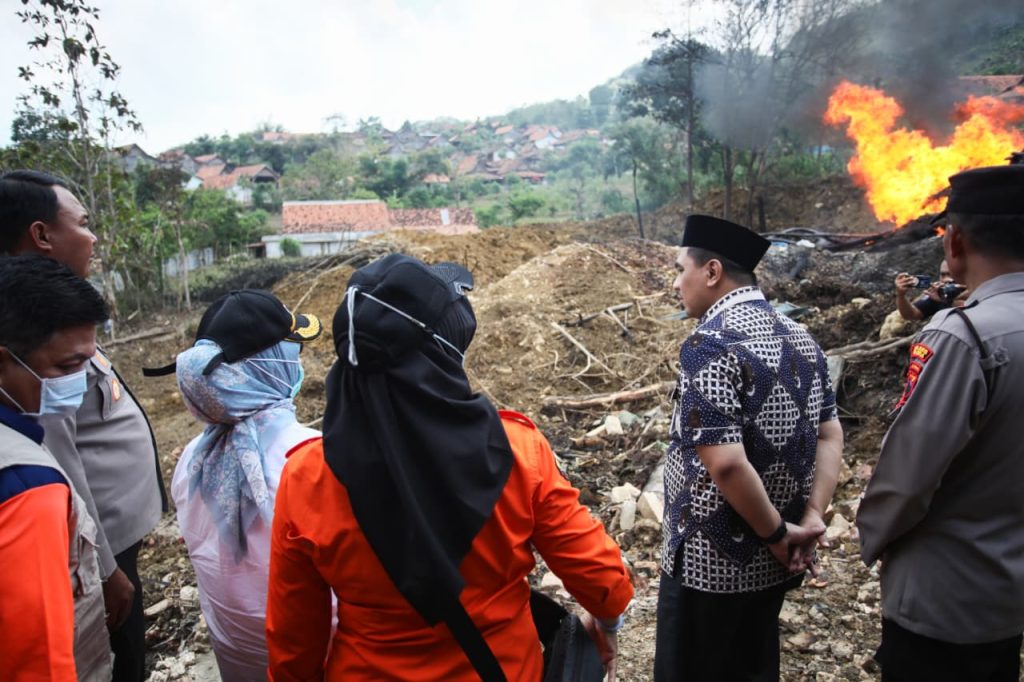Pemprov Jateng salurkan bantuan untuk korban kebakaran sumur minyak di Blora senilai Rp180 juta (foto: Humas Pemprov Jateng)