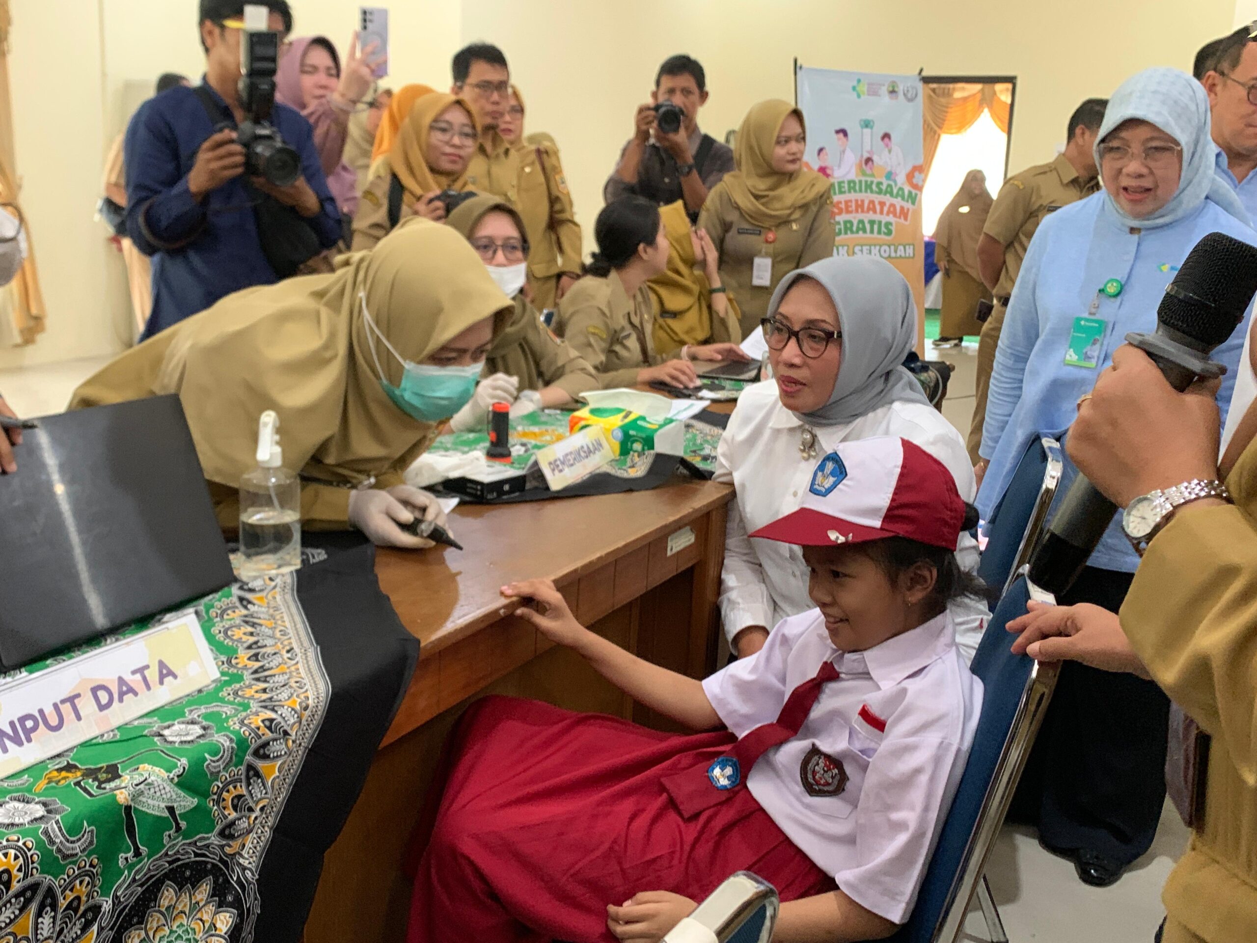 Menteri PPPA Meninjau CKG di SLB Negeri Semarang. (matasemarang.com/Lia Dina)