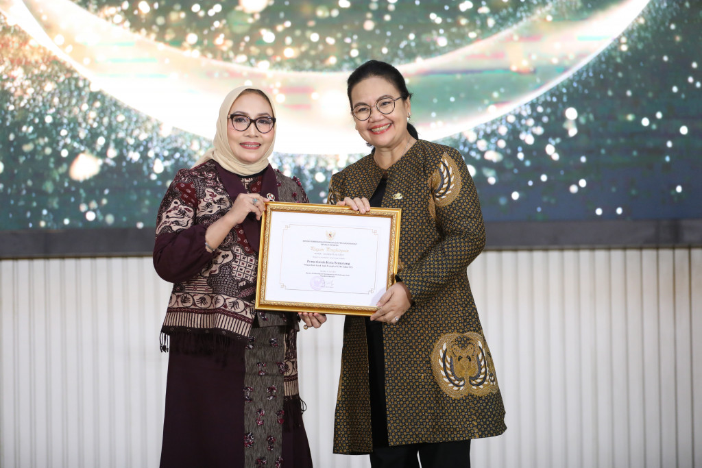 Wali Kota Semarang menerima penghargaan KLA dari Menteri PPPA. (matasemarang.com/Lia Dina)