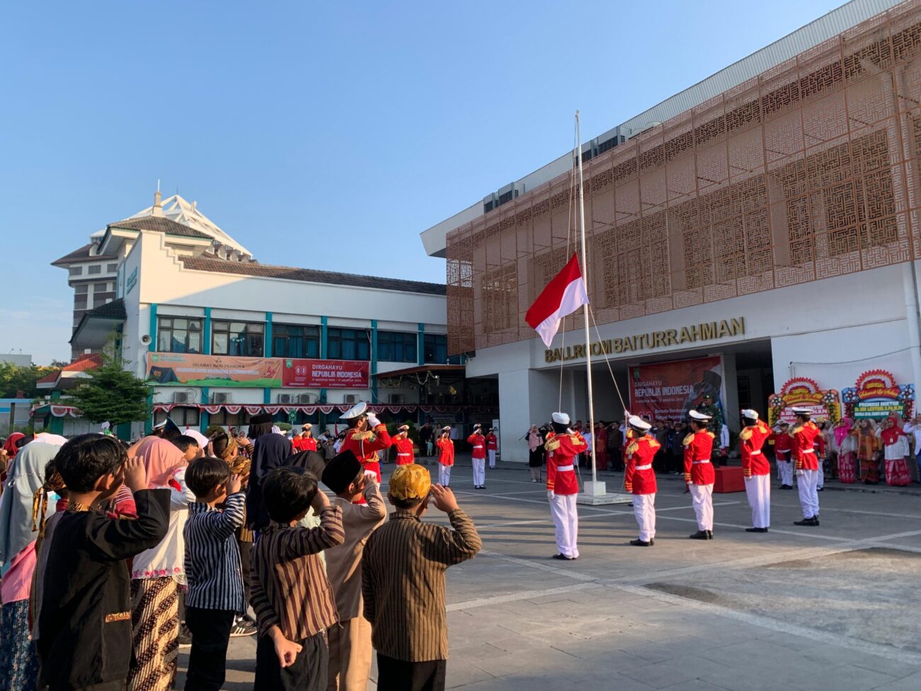 Upacara bendera di SD Isriati Baiturrahman 1 Semarang. (matasemarang.com/Lia Dina)