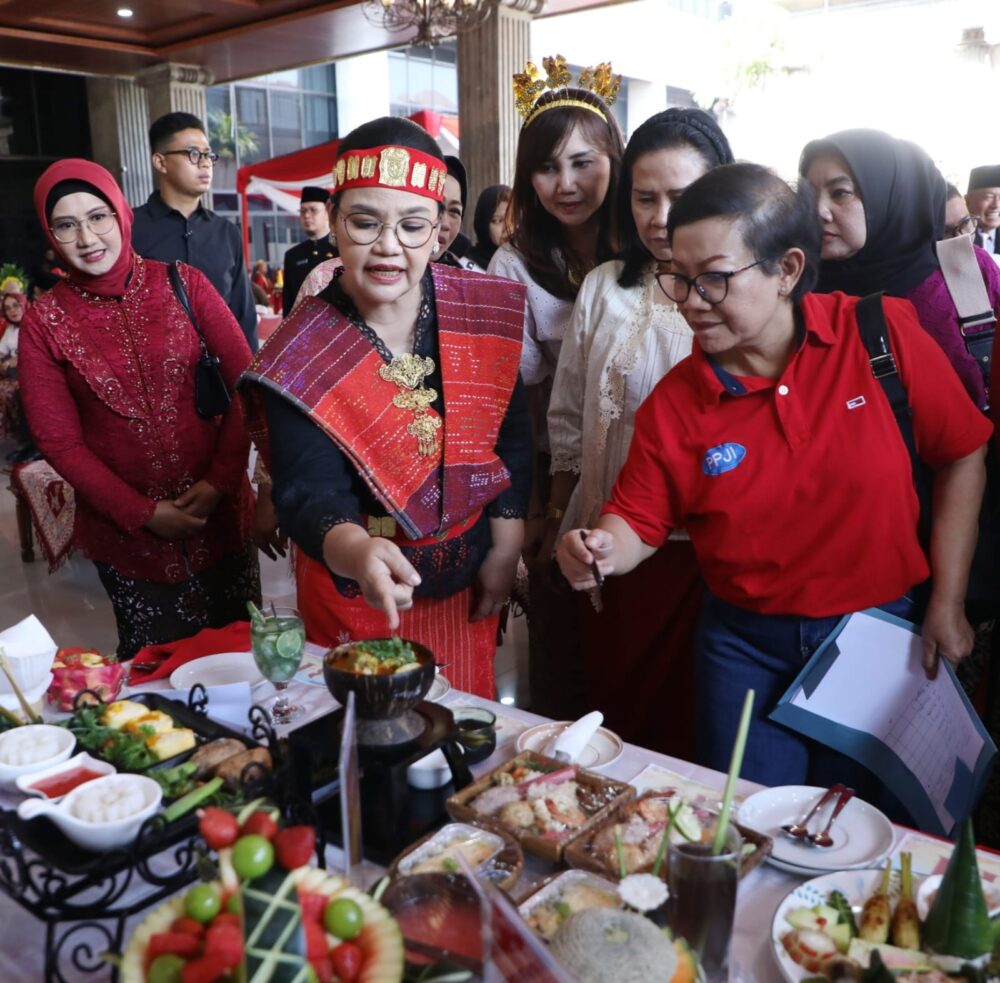 Wali Kota Semarang menyaksikan lomba masak pangan non beras di balai Kota. (matasemarang.com/Lia Dina)