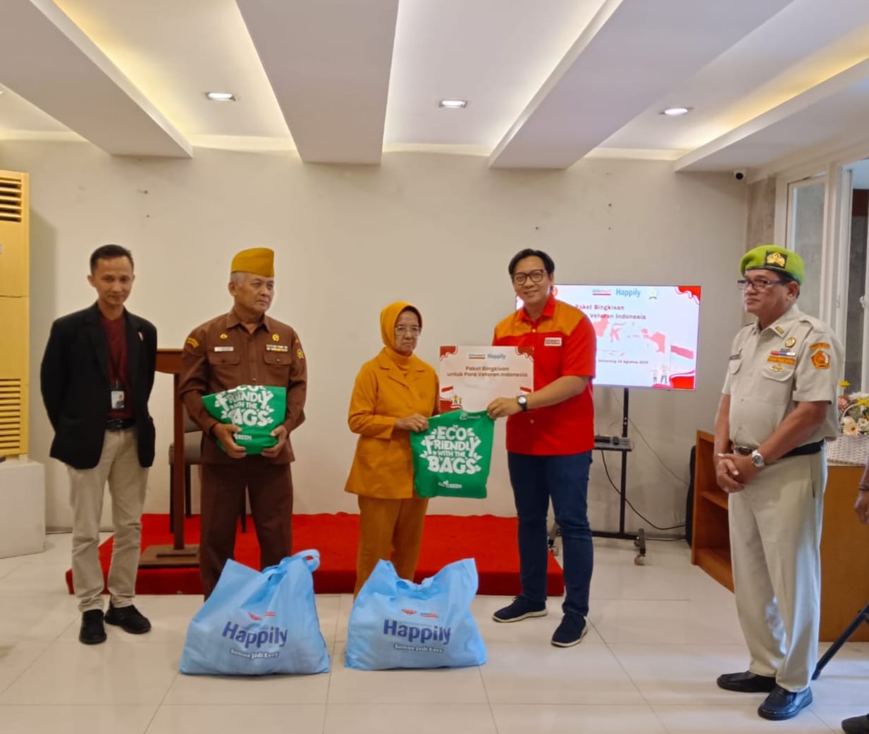 Alfamart dah Happily berbagi sembako untuk veteran di Semarang. (matasemarang.com/Lia Dina)