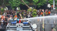 Polisi tembakkan gas air mata saat aksi di depan Polda Jateng. (matasemarang.com/Lia Dina)
