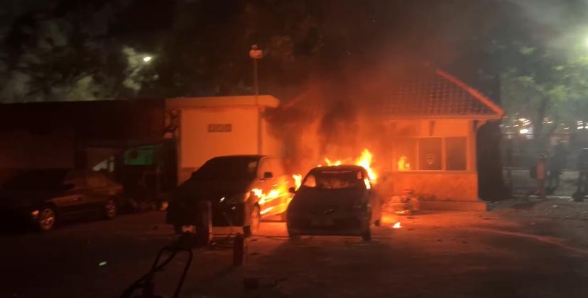 Pendemo bakar mobiol di kantor gubernur jateng. (matasemarang.com/Lia Dina)