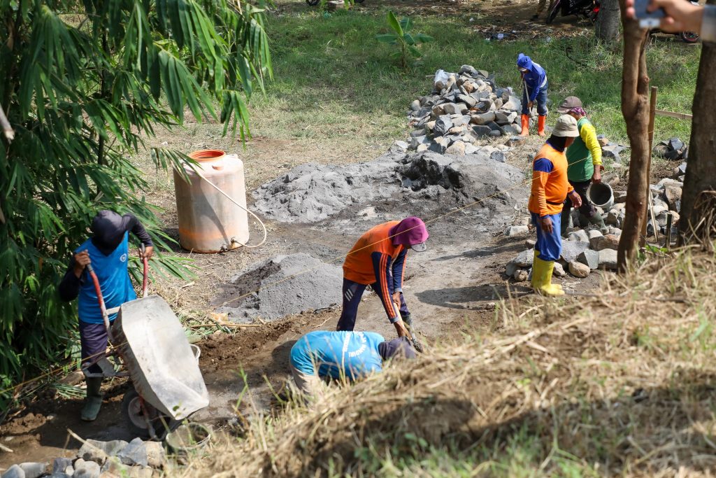 Pembangunan tanggul di Sungai Bodri Kendal (foto: Humas Pemprov Jateng)