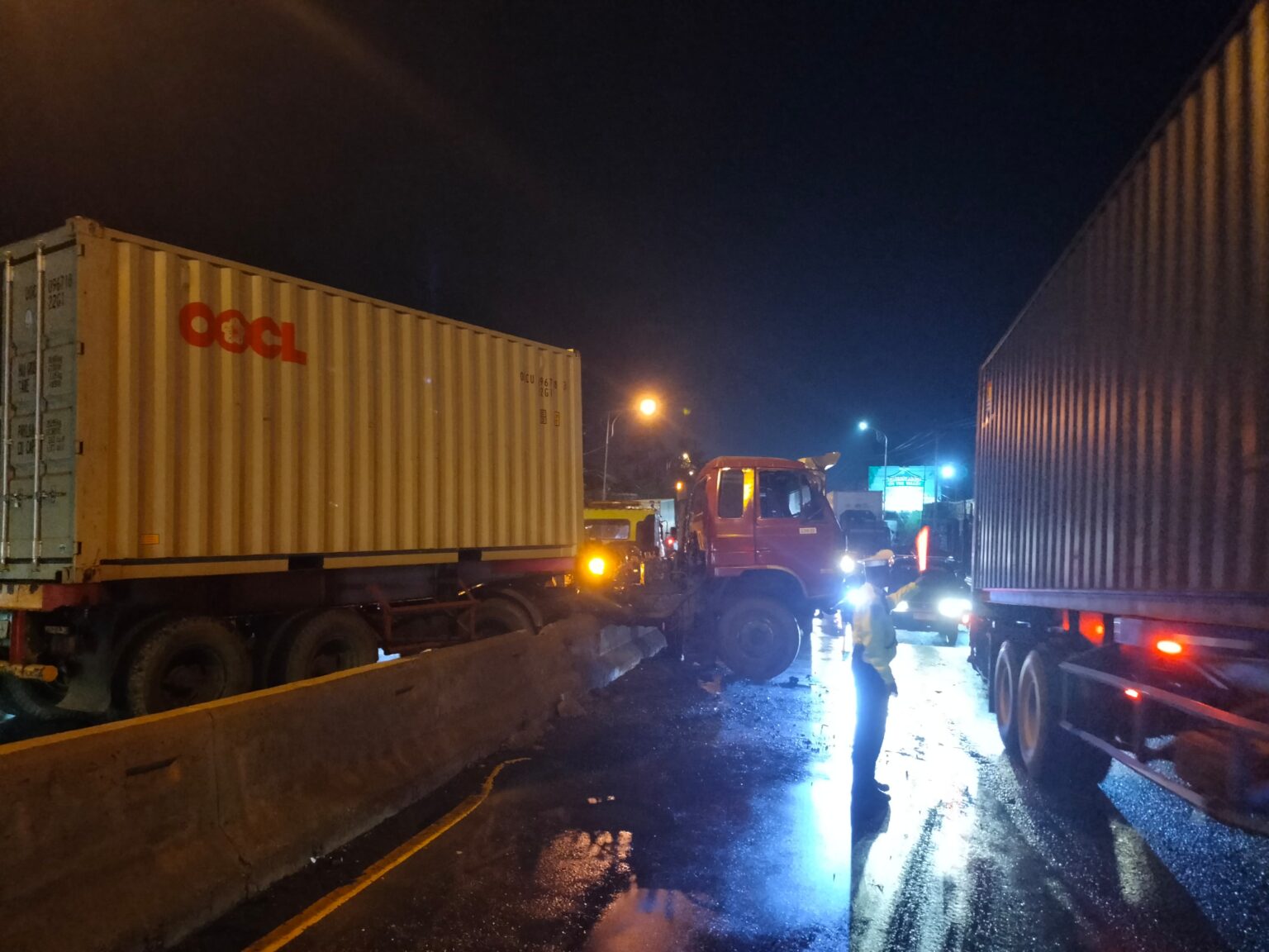 Truk kontainer nyangkut di median jalan usai menghindari sepeda motor yang pindah lajur di Semarang, Selasa 5 Agustus 2025 petang (foto: Polres Semarang) Truk kontainer nyangkut di median jalan usai menghindari sepeda motor yang pindah lajur di Semarang, Selasa 5 Agustus 2025 petang (foto: Polres Semarang)