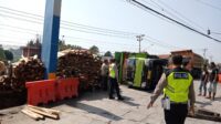 Kecelakaan tunggal truk terguling di Kabupaten Semarang (foto: Polres Semarang) Kecelakaan tunggal truk terguling di Kabupaten Semarang (foto: Polres Semarang)