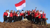 Bendera Merah Putih berkibar di Puncak Gunung Ungaran (foto: Polres Semarang)