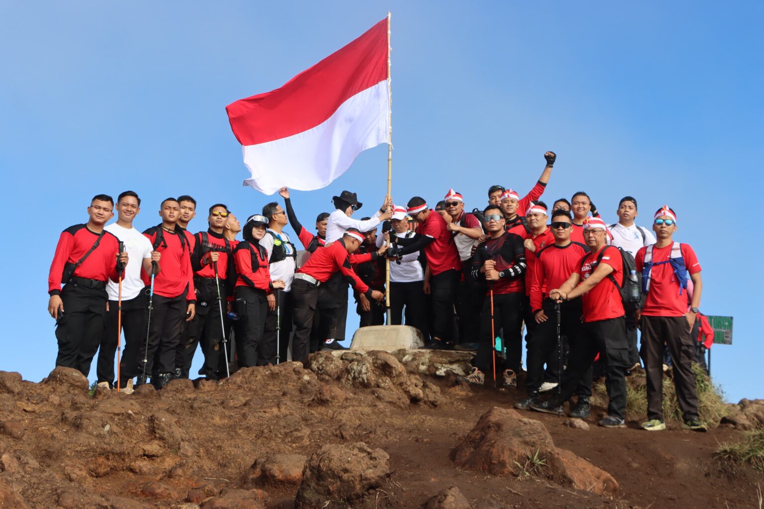 Bendera Merah Putih berkibar di Puncak Gunung Ungaran (foto: Polres Semarang)