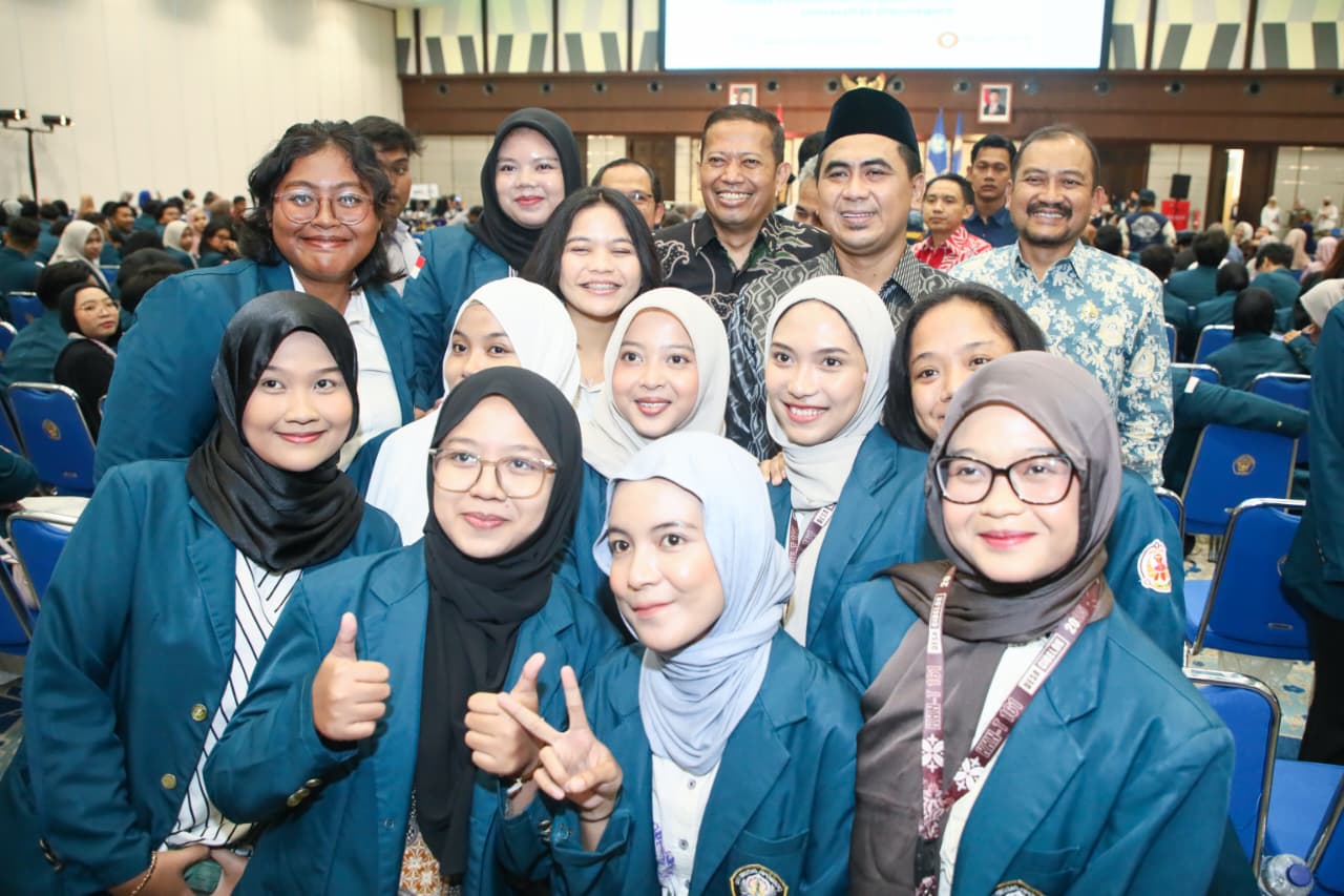 Proses pemberangkatan mahasiswa KKN Tematik Undip, di Muladi Dome, Kamis 28 Agustus 2025 (foto: Humas Pemprov Jateng)