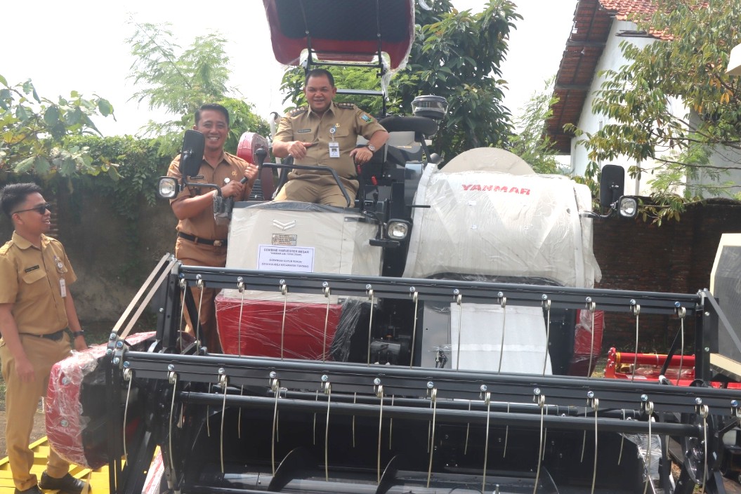 Pemkab Semarang memberikan bantuan alat mesin pertanian kepada petani (foto: Humas Pemprov Jateng) Pemkab Semarang memberikan bantuan alat mesin pertanian kepada petani (foto: Humas Pemprov Jateng)