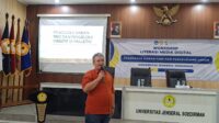 Direktur matasemarang.com Kukuh Ary Wibowo memberikan materi cara membuat siaran pers di Unsoed, Selasa 5 Agustus 2025 (matasemarang.com/ Ade Lukmono)