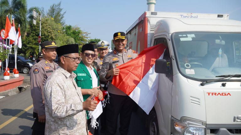 Pemkab Kendal bagikan bendera, Senin 11 Agustus 2025 (foto: Humas Pemprov Jateng)