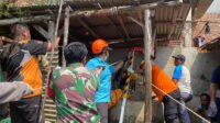 Tim SAR mengevakuasi tubuh kakek Jiman yang terjatuh di sumur, 11 Agustus 2025 (foto: Basarnas Semarang) Tim SAR mengevakuasi tubuh kakek Jiman yang terjatuh di sumur, 11 Agustus 2025 (foto: Basarnas Semarang)