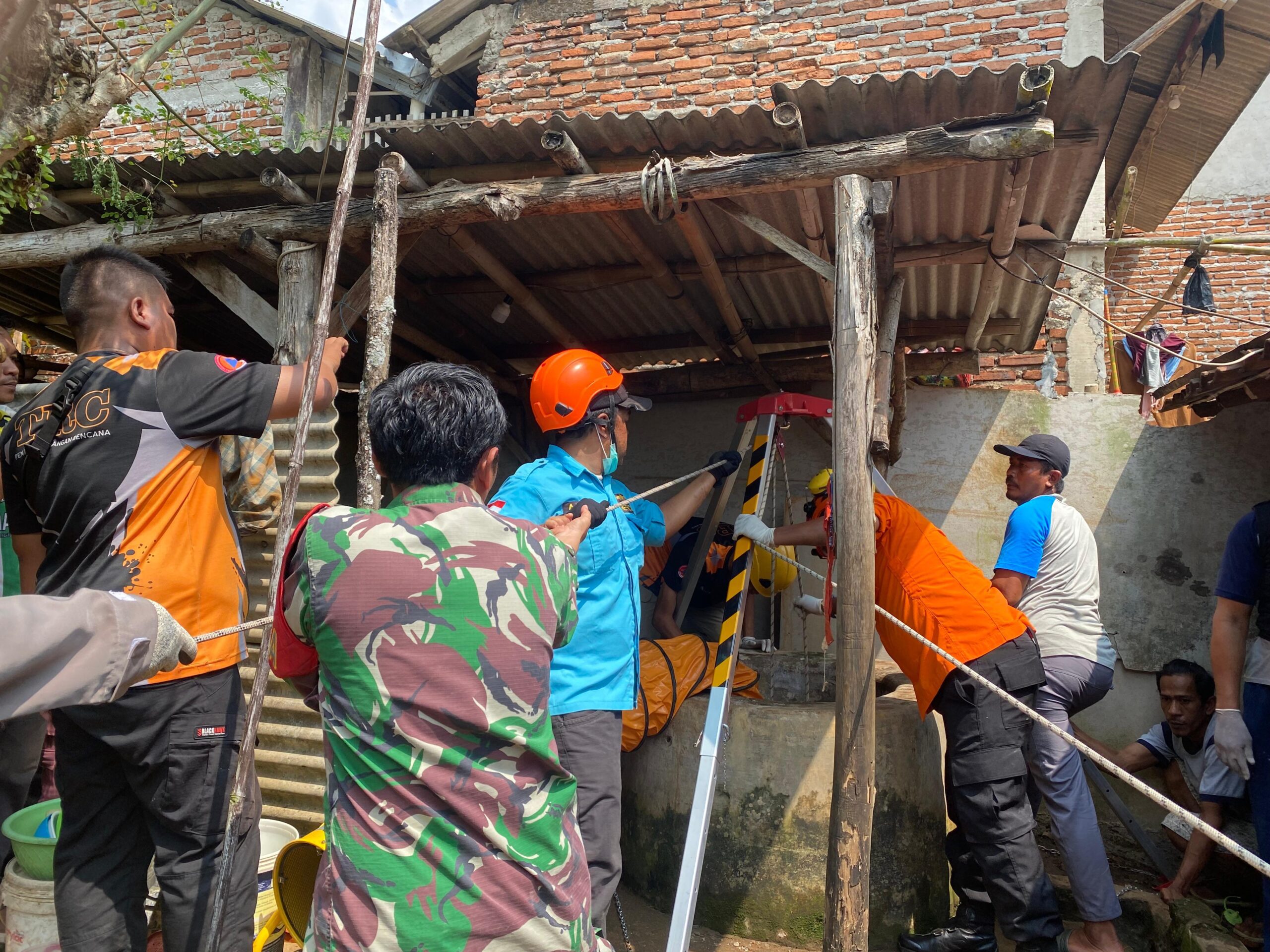Tim SAR mengevakuasi tubuh kakek Jiman yang terjatuh di sumur, 11 Agustus 2025 (foto: Basarnas Semarang)