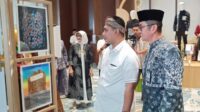 Wagub Jateng Taj Yasin dan Kepala Kantor Perwakilan BI Jateng Rahmat Dwisaputra saat melihat kaligrafi santri di Fajar 2025 (matasemarang.com/ Ade Lukmono) Wagub Jateng Taj Yasin dan Kepala Kantor Perwakilan BI Jateng Rahmat Dwisaputra saat melihat kaligrafi santri di Fajar 2025 (matasemarang.com/ Ade Lukmono)