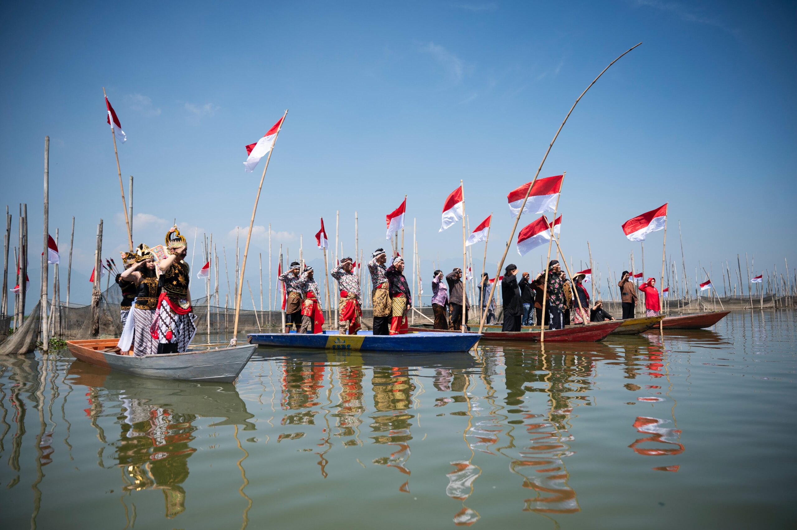 LKK Semarang gelar upacara 17 Agustus di tengah Rawa Pening