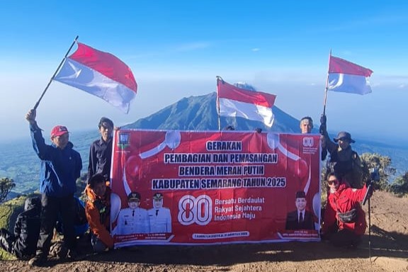 Communitas Track Mania Bergas kibarkan Merah Putih di puncak Merbabu