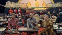 Ketua DPRD Jateng Sumanto saat memandu Bincang Santai Wayang Kulit bersama Konten Kreator Wayang, Ki Mas Demang Edi Sulistiyono, dan Dalang Ki Mas Demang Sujarwo Joko. (foto: DPRD Jateng) Ketua DPRD Jateng Sumanto saat memandu Bincang Santai Wayang Kulit bersama Konten Kreator Wayang, Ki Mas Demang Edi Sulistiyono, dan Dalang Ki Mas Demang Sujarwo Joko. (foto: DPRD Jateng)