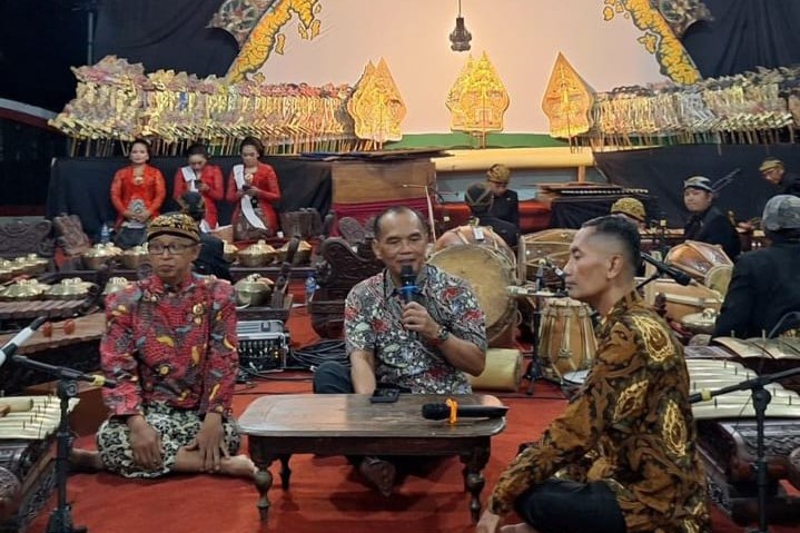 Ketua DPRD Jateng Sumanto saat memandu Bincang Santai Wayang Kulit bersama Konten Kreator Wayang, Ki Mas Demang Edi Sulistiyono, dan Dalang Ki Mas Demang Sujarwo Joko. (foto: DPRD Jateng) Ketua DPRD Jateng Sumanto saat memandu Bincang Santai Wayang Kulit bersama Konten Kreator Wayang, Ki Mas Demang Edi Sulistiyono, dan Dalang Ki Mas Demang Sujarwo Joko. (foto: DPRD Jateng)