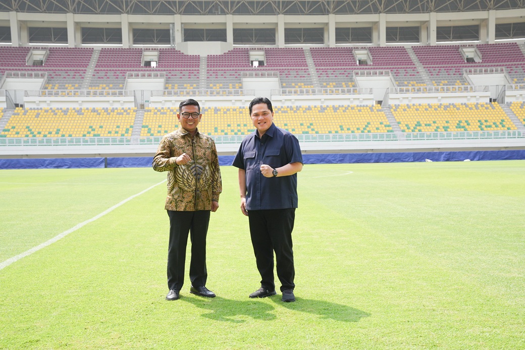 Ketum PSSI Erick Thohir (kanan) mengunjungi Stadion Internasional Banten (foto: PSSI)