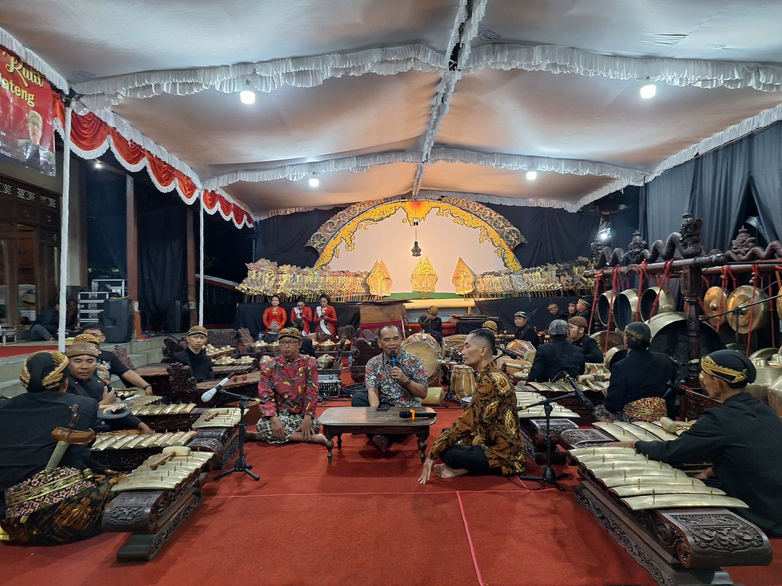 Ketua DPRD Jateng Sumanto saat memandu Bincang Santai Wayang Kulit bersama Konten Kreator Wayang, Ki Mas Demang Edi Sulistiyono, dan Dalang Ki Mas Demang Sujarwo Joko. (foto: DPRD Jateng)