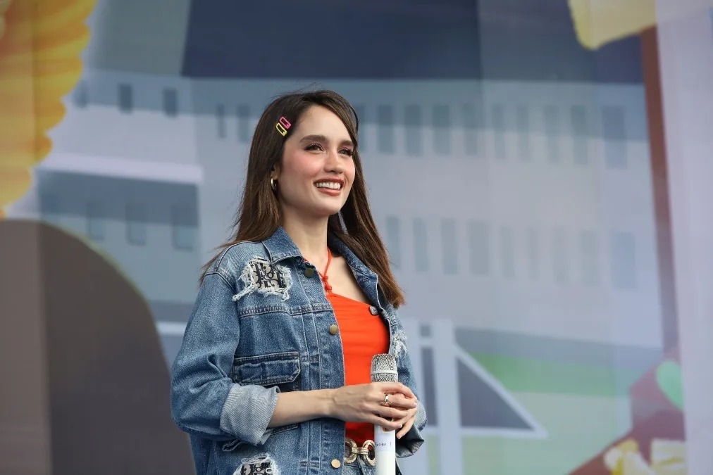 Cinta Laura memberikan pesan kepada 14 ribuan mahasiswa baru Undip Semarang (foto: Humas Undip)