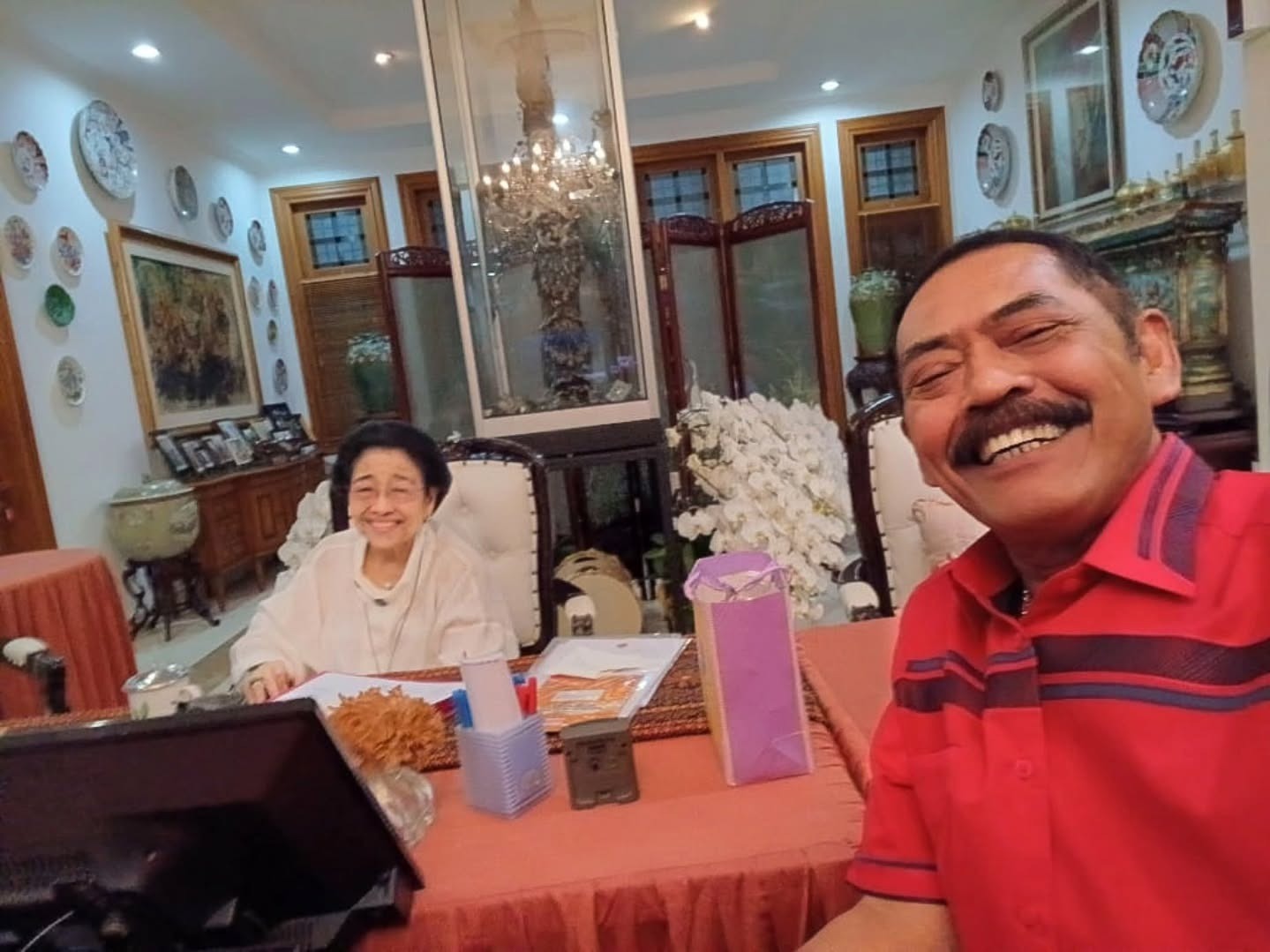 FX Rudyatmo (kanan) berswafoto dengan Megawati Soekarnoputri (instagram @fx.rudyatmo) FX Rudyatmo (kanan) berswafoto dengan Megawati Soekarnoputri (instagram @fx.rudyatmo)