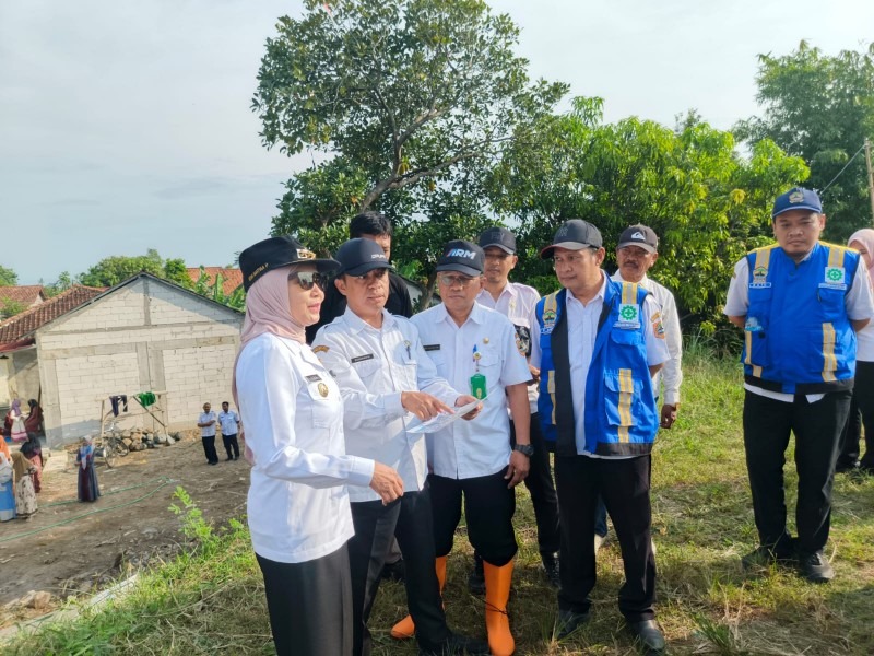Bupati Kendal Dyah Kartika Permanasari tinjau pembangunan tanggul darurat Sungai Bodri (Foto: Pemkab Kendal) Bupati Kendal Dyah Kartika Permanasari tinjau pembangunan tanggul darurat Sungai Bodri (Foto: Pemkab Kendal)