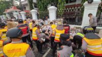 Polisi membersihkan sampah di depan halaman kantor Bupati Pati usai jaga unjuk rasa Rabu 13 Agustus 2025 (foto: Polda Jateng) Polisi membersihkan sampah di depan halaman kantor Bupati Pati usai jaga unjuk rasa Rabu 13 Agustus 2025 (foto: Polda Jateng)