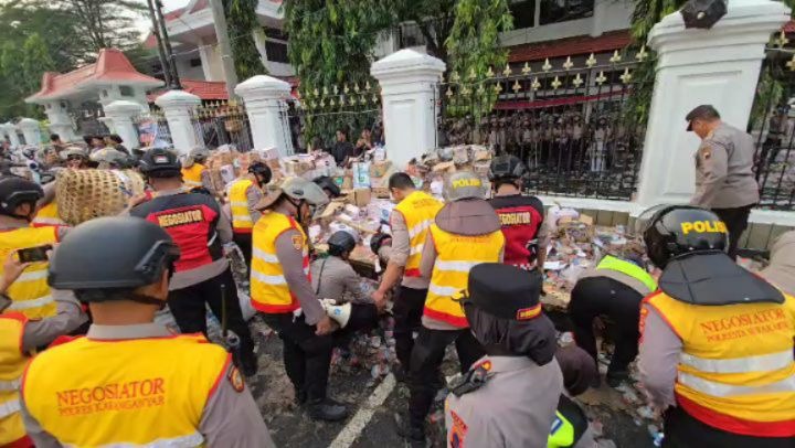 Polisi membersihkan sampah di depan halaman kantor Bupati Pati usai jaga unjuk rasa Rabu 13 Agustus 2025 (foto: Polda Jateng)