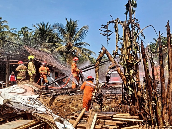 Kebakaran di Susukan diduga akibat korsleting listrik (foto: Diskominfo Semarang) Kebakaran di Susukan diduga akibat korsleting listrik (foto: Diskominfo Semarang)