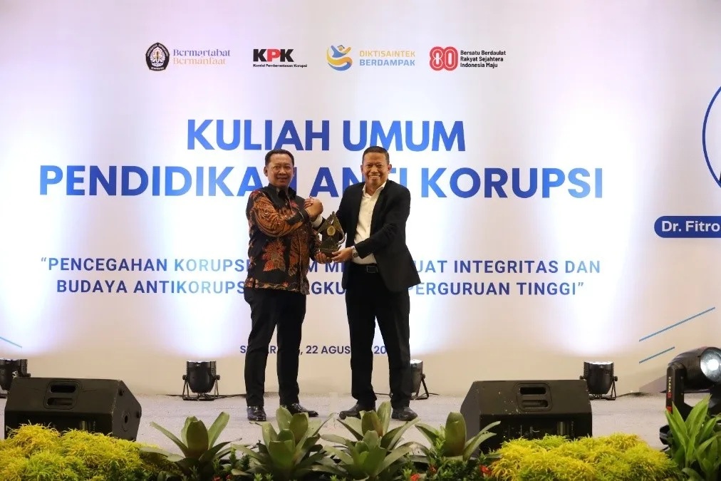 Wakil ketua KPK mengingatkan mahasiswa Undip untuk tak korupsi di bangku kuliah (foto: Humas Undip)