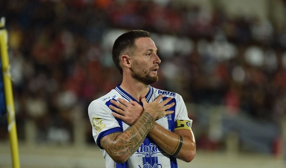 Pemain Persib Marc Klok minta maaf karena gagal eksekusi penalti (foto: Persib.co.id)