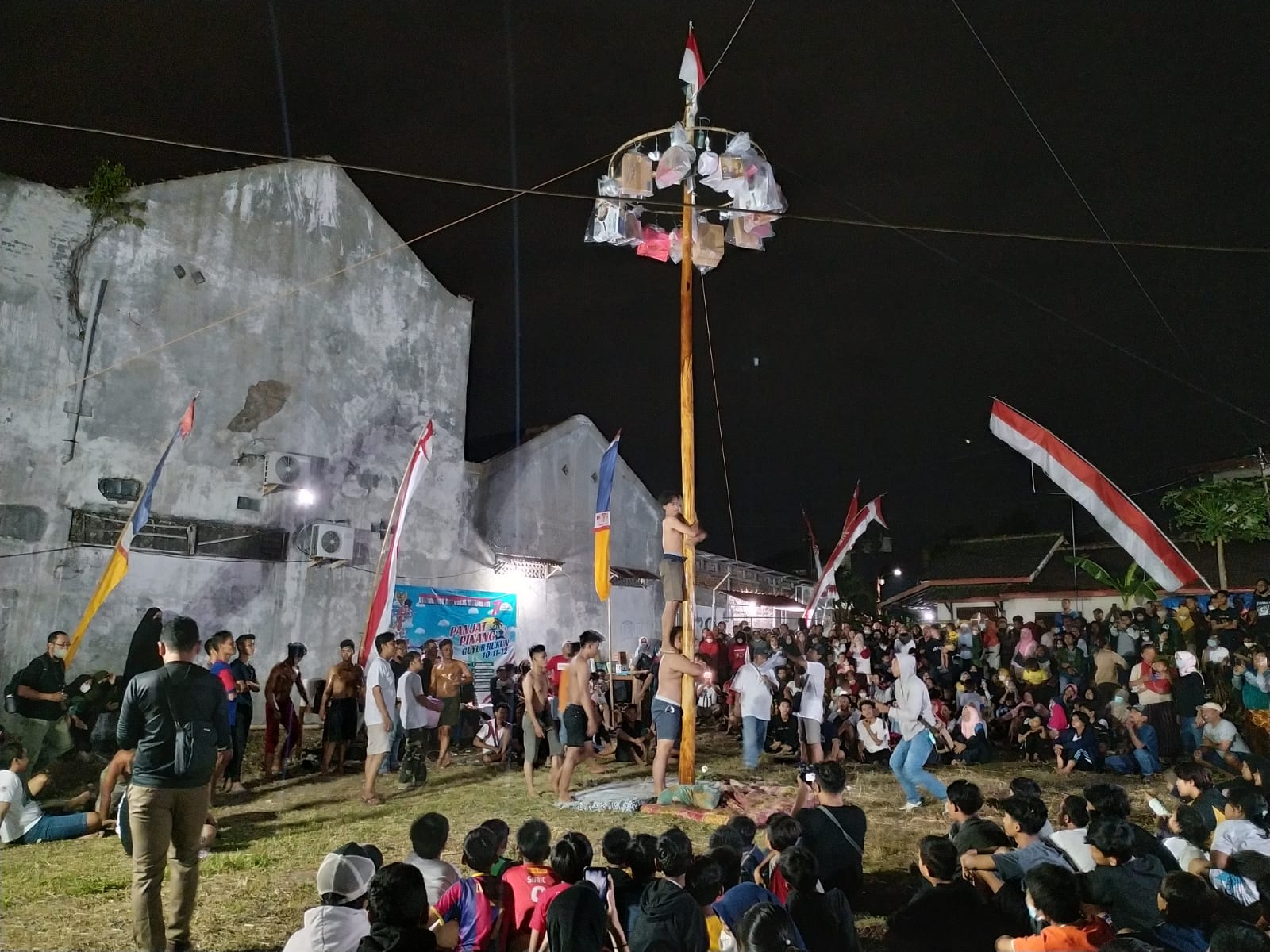 Lomba panjat pinang