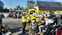 2 truk ambles ban di proyek Jalan Brigjend Sudiarto (instagram: @polsekpedurungan) 2 truk ambles ban di proyek Jalan Brigjend Sudiarto (instagram: @polsekpedurungan)
